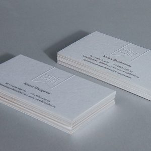 Белые визитки на дизайнерском картоне с конгревным тиснением